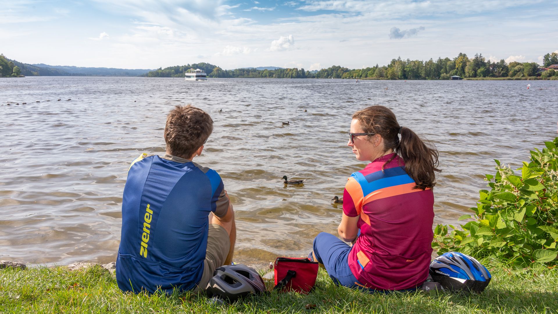 Radfahrer entspannen am Staffelsee