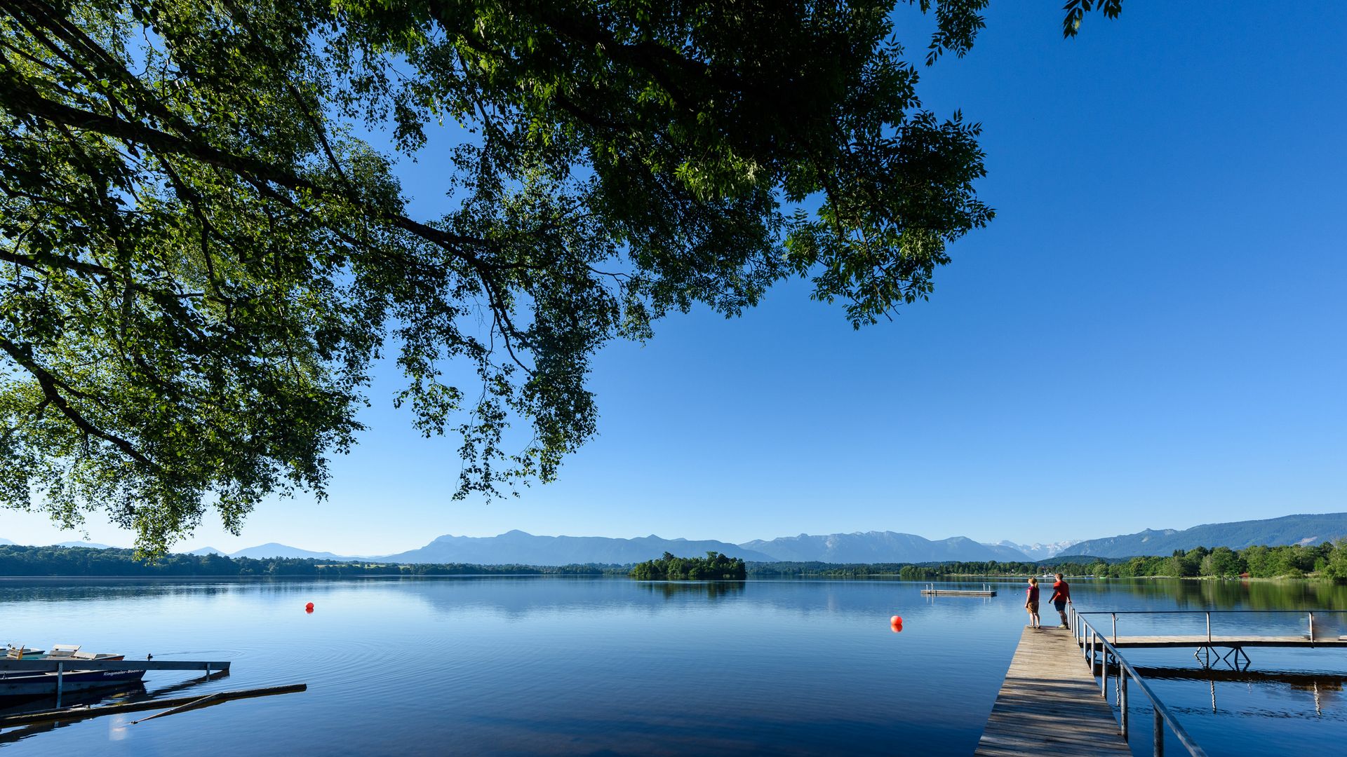 Wanderer am Staffelsee-Rundweg