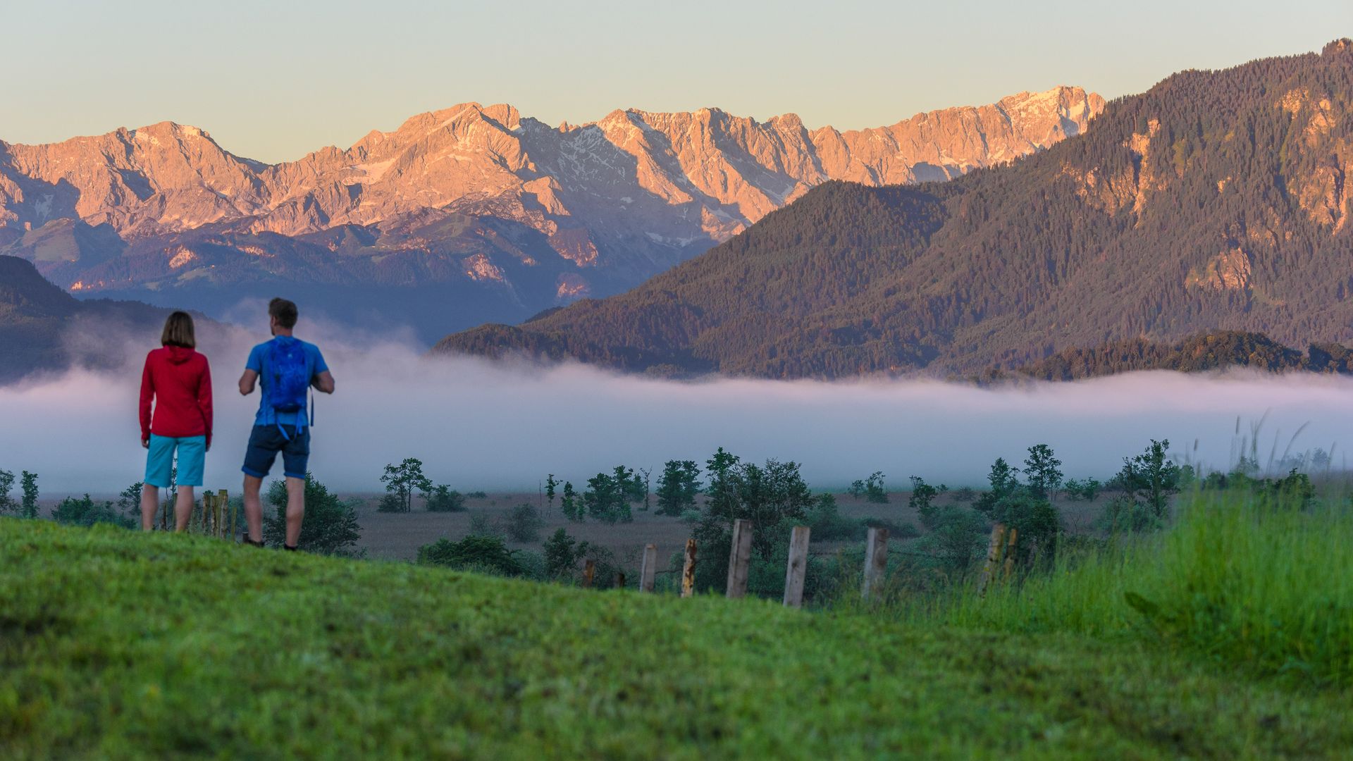 Wanderer im Murnauer Moos genießen die Aussicht